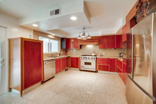 Poolside Relaxation: Luxe Encino Family Getaway! in Encino