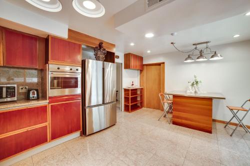 Poolside Relaxation: Luxe Encino Family Getaway! in Encino