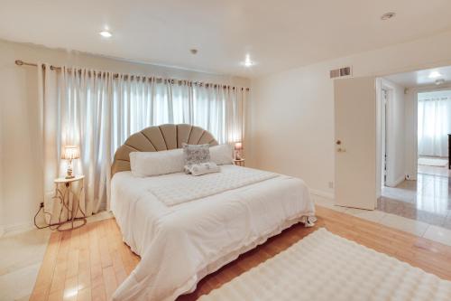 Poolside Relaxation: Luxe Encino Family Getaway! in Encino