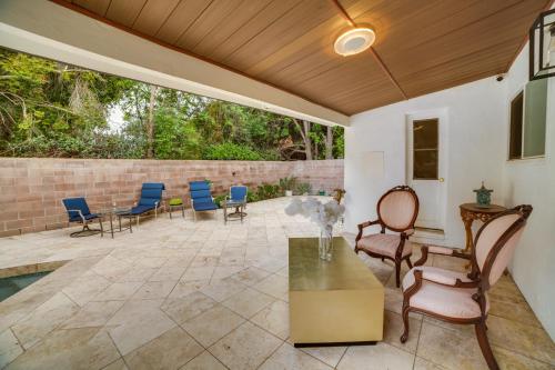 Poolside Relaxation: Luxe Encino Family Getaway! in Encino