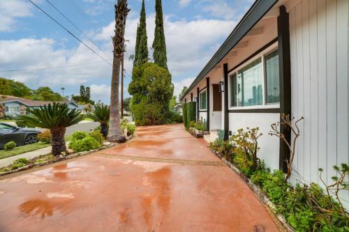 Poolside Relaxation: Luxe Encino Family Getaway! in Encino