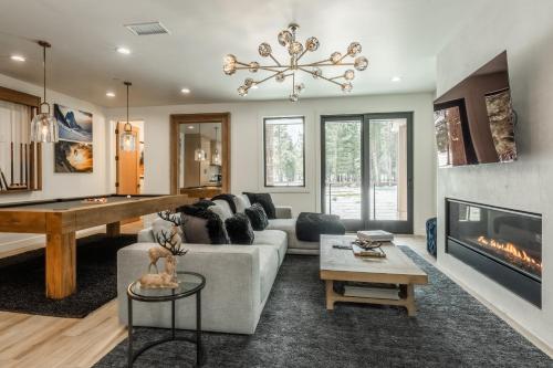 New Luxury 4BR/3BA Obsidian Reserve #110 – Hot Tub, 2-Car Garage, Pool Table, Mount Views!
