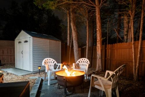 Tiki Hut, Bar, Kitchenette, Grill, Firepit at Pool