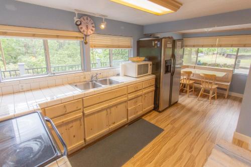 Near Yosemite Bass Lake Cabin with Hot Tub, Lake View, Pet Friendly Near Yosemite Bass Lake Cabin with Hot Tub, Lake View, Pet Friendly