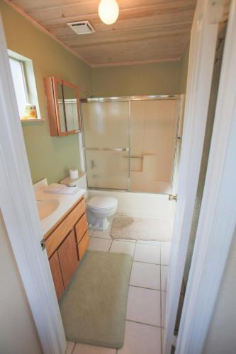 Near Yosemite Bass Lake Cabin with Hot Tub, Lake View, Pet Friendly Near Yosemite Bass Lake Cabin with Hot Tub, Lake View, Pet Friendly