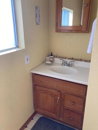 Near Yosemite Bass Lake Cabin with Hot Tub, Lake View, Pet Friendly Near Yosemite Bass Lake Cabin with Hot Tub, Lake View, Pet Friendly