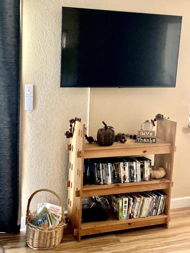 Near Yosemite Bass Lake Cabin with Hot Tub, Lake View, Pet Friendly Near Yosemite Bass Lake Cabin with Hot Tub, Lake View, Pet Friendly