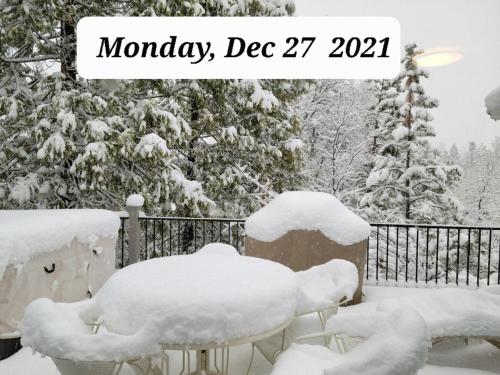 Near Yosemite Bass Lake Cabin with Hot Tub, Lake View, Pet Friendly Near Yosemite Bass Lake Cabin with Hot Tub, Lake View, Pet Friendly