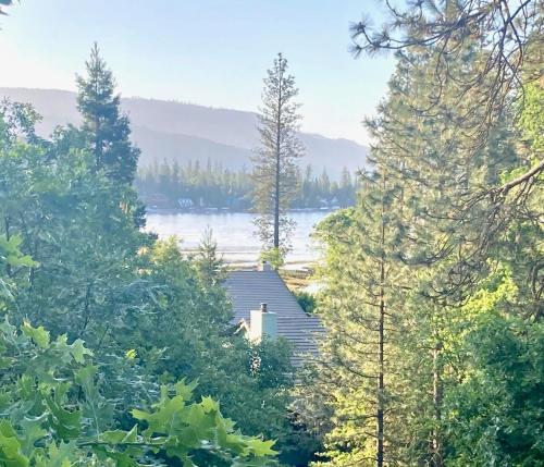 Near Yosemite Bass Lake Cabin with Hot Tub, Lake View, Pet Friendly Near Yosemite Bass Lake Cabin with Hot Tub, Lake View, Pet Friendly