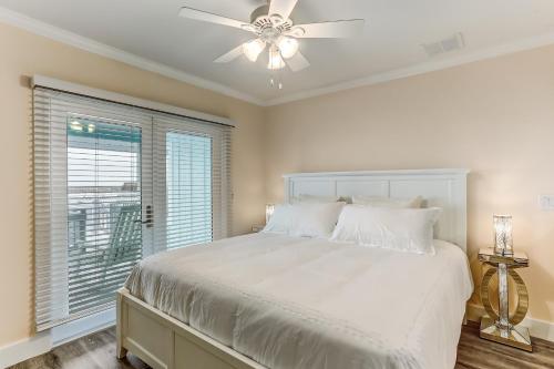 Beach House w Backyard