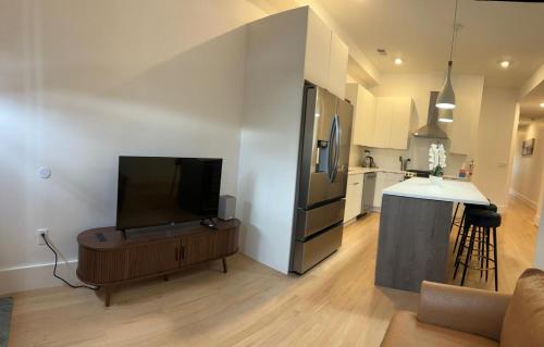 Modern, New 3 bed, 2 bath Apt near Manhattan