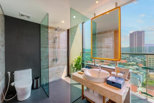 Bathroom, Sala QuyNhon Beach Hotel in Quy Nhon (Binh Dinh)