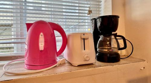 Private Room with Shared Bathroom on the 1st Floor 10 Minutes Walk to University of Washington