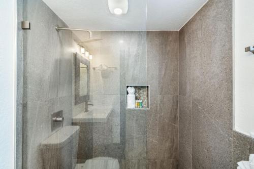 7 Mile Beach 2BR Ground Floor Oceanfront Condo with Pool and large Patio Sleeps 6 - image 2
