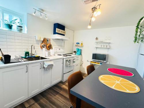 บริการและสิ่งอำนวยความสะดวก, Sunrise BnB - Free Parking near กรีกทาวน์ ออน เดอะ แดนฟอร์ธ