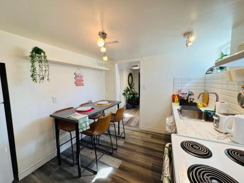 ห้องครัว, Sunrise BnB - Free Parking near เดอะบีชวิลเลจ
