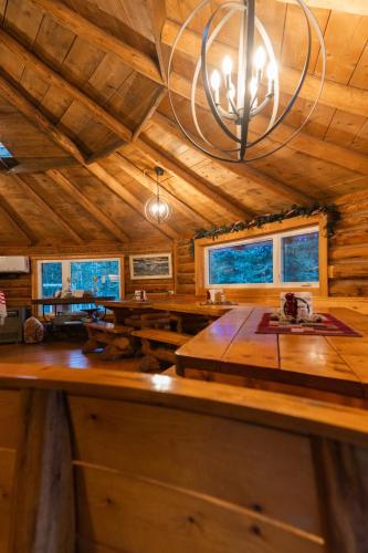 Restorāns, The Lodge at Panther River in Waiparous Village (AB)