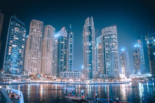 LivWithUs - 2 BR in Marina View Tower B, Dubaï