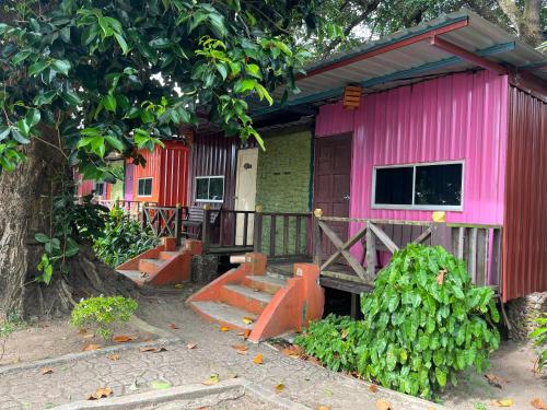 Dqnut Chalet And Restaurant in Kuala Sungai Baru