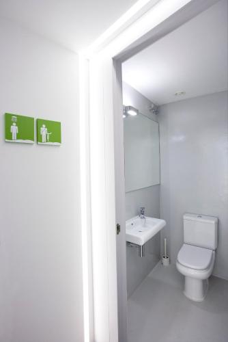 Sant Jordi Hostels Gracia - image 2