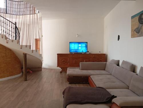 House with a swimming pool in ซุมไกต์