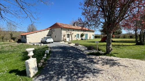 Le Maine Vérac Piscine et Vue (Le Maine Verac Piscine et Vue) in Brossac