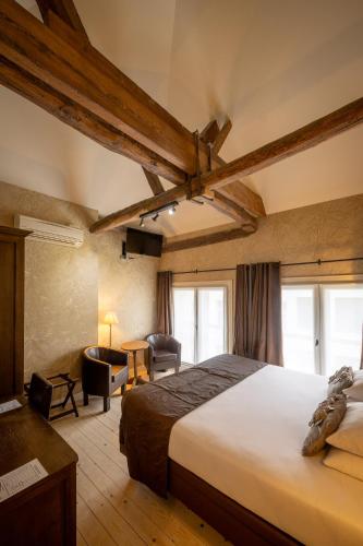 Standard Double Room image 5
