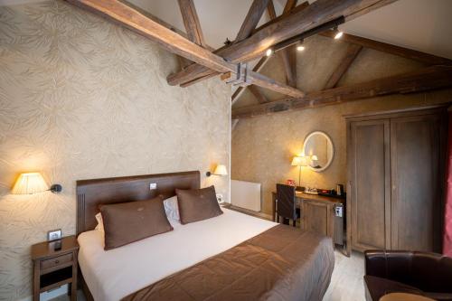 Standard Double Room image 6
