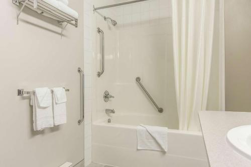 Econo Lodge Inn & Suites