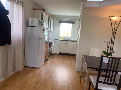 Gäst lägenhet i centrala Falkenberg botten plan utmärkt för äldre folk (Gast lagenhet i centrala Falkenberg botten plan utmarkt for aldre folk) in 팔켄베리