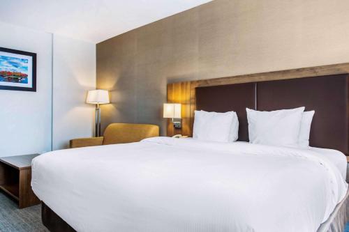 Quality Hotel Dorval - Tap to explore photos