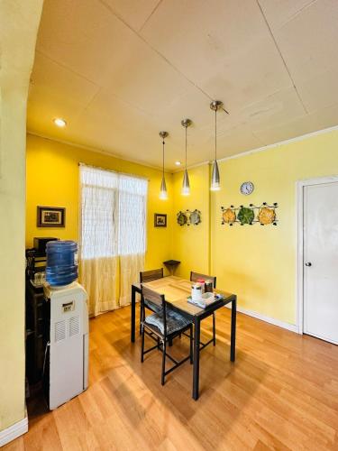 Iekārtas, 240m² 2 guļamistaba, 1 privāta vannas istaba Māja Polomolok
 (Feel at Home Polomolok WiFi 300mbps Netflix 75”TV) in Polomolok