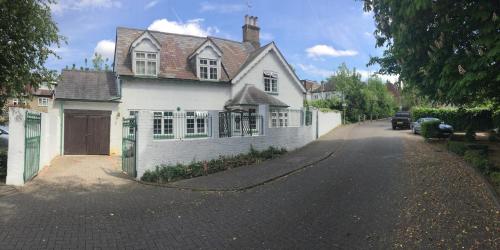 Holiday Home of the Month! Finchley, Sleeps 5, London (photo 10)