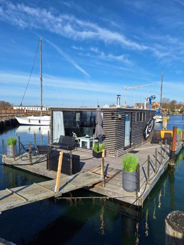 Hotellet från utsidan, Houseboat of Grimm in Burg auf Fehmarn