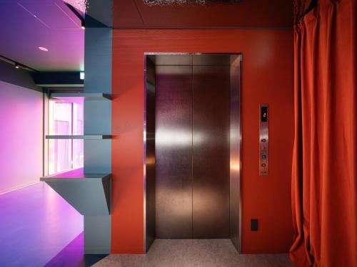 Ocica Oshiage Tokyo by Rhotel Room Type - Double Room Purple with Shared Bathroom 