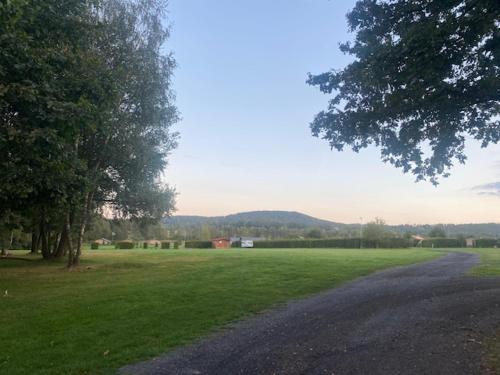 Kert, Woodland Cabin Camping de Regenboog in Šluknov