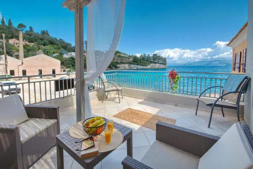 Seafront studio, Longos