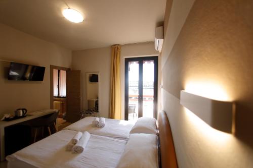 Double Room with Balcony image 2