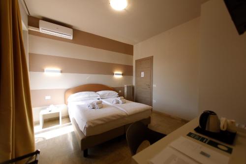 Double Room with Balcony image 3