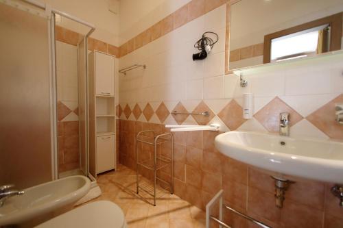 Double Room with Balcony image 7