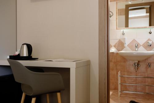 Double Room with Balcony image 8