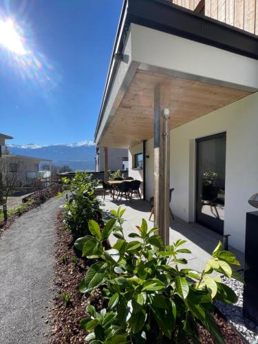 สวน, Waldblick - modern wohnen - direkt am Wald - zentrale Lage - Ruhe genießen - Parkplätze (Waldblick - Neubau - Self-Check-In - kein Verkehr - am Wald - Parkplatze vor Tur - apartment or doub) in รัม