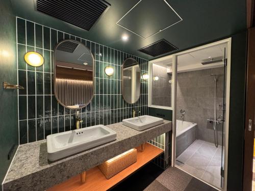 room detail thumbnail 2