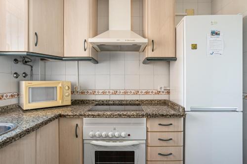 Apartamento económico en La Barrosa con piscina - image 2