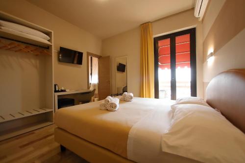 Double Room with Balcony image 3