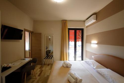 Double Room with Balcony image 4