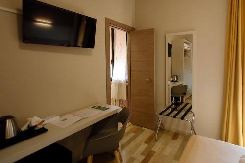 Double Room with Balcony image 5