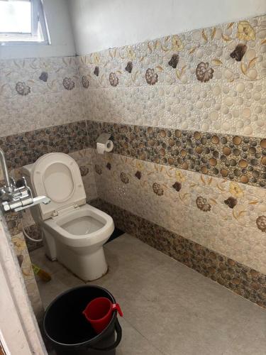 Bathroom, Shadow Pine Retreat in Hum Tukdah Khasmahal