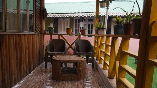 Balcony/terrace, Shadow Pine Retreat in Hum Tukdah Khasmahal