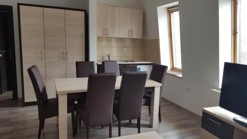3 bedrooms, 6 beds
